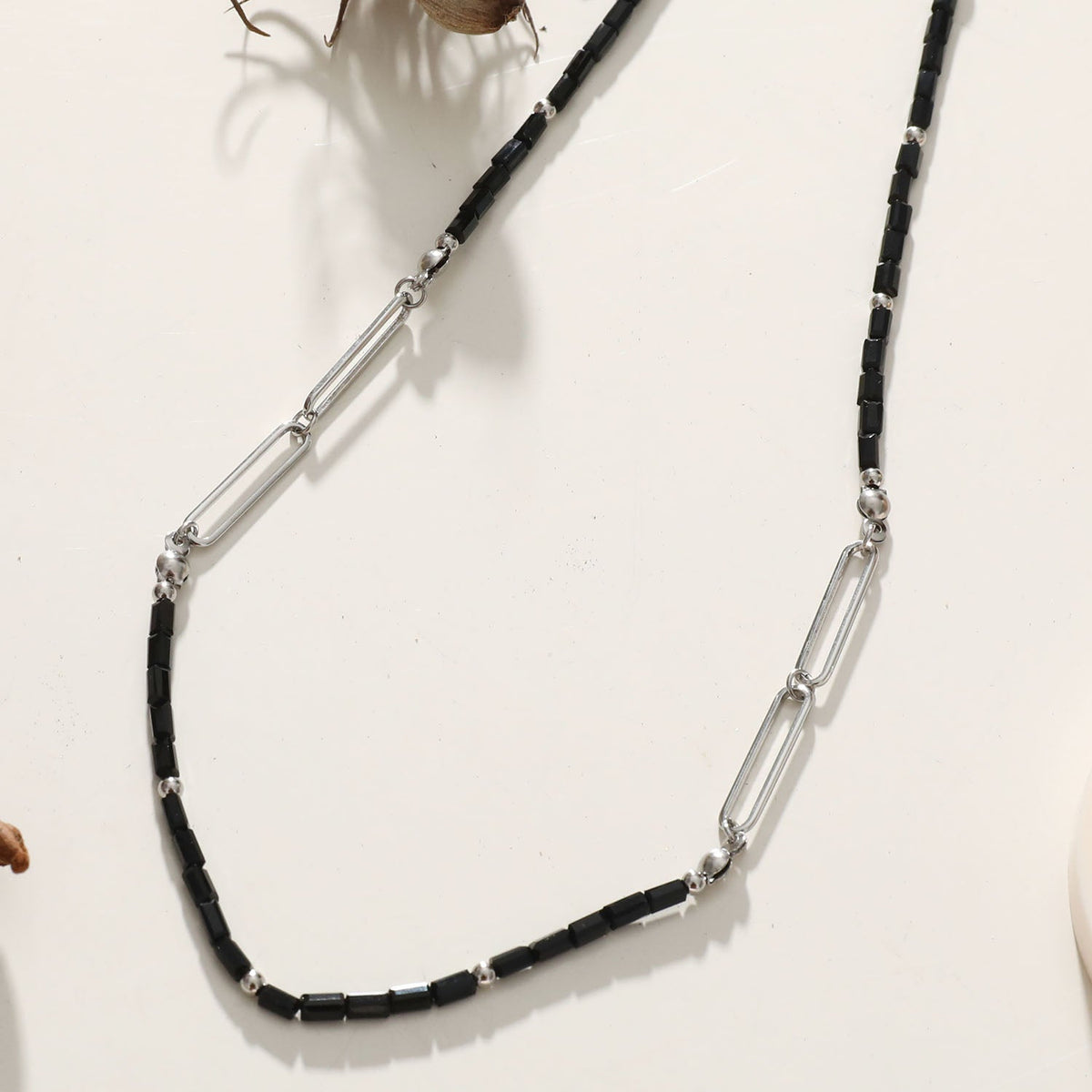 Collier LORENA en chaîne trombone avec perles noires et argentées