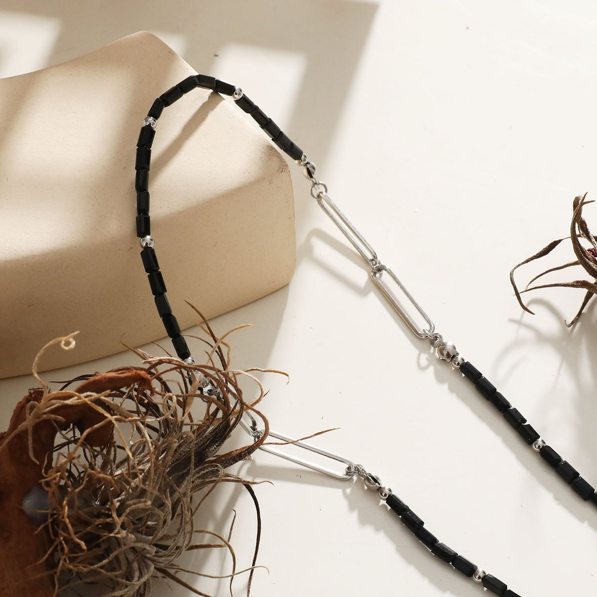 Collier LORENA en chaîne trombone avec perles noires et argentées
