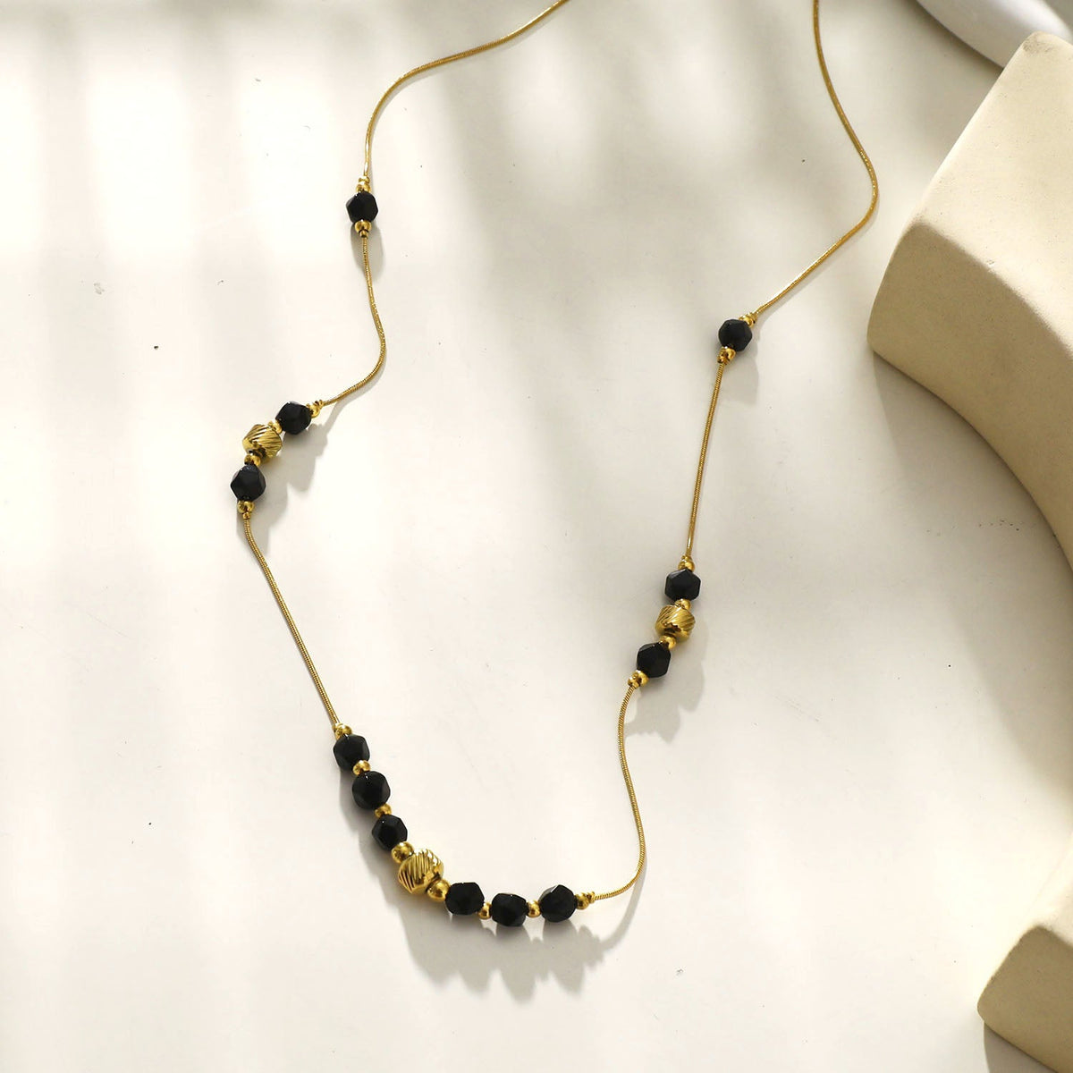 Collier chaîne perles obsidienne noire et or MARA