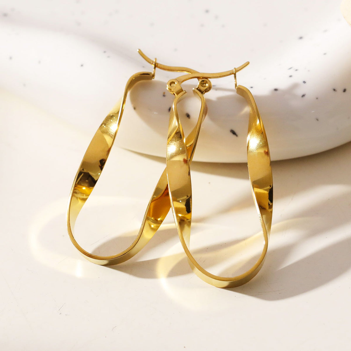 Boucles d'oreilles créoles semi-imposantes oblongues abstraites torsadées GISELA