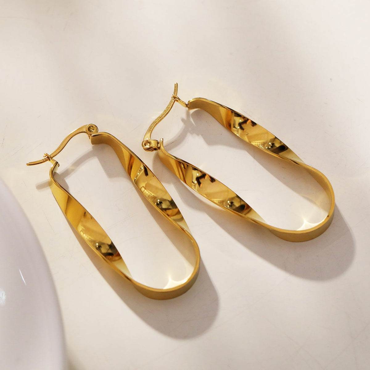 Boucles d'oreilles créoles semi-imposantes oblongues abstraites torsadées GISELA