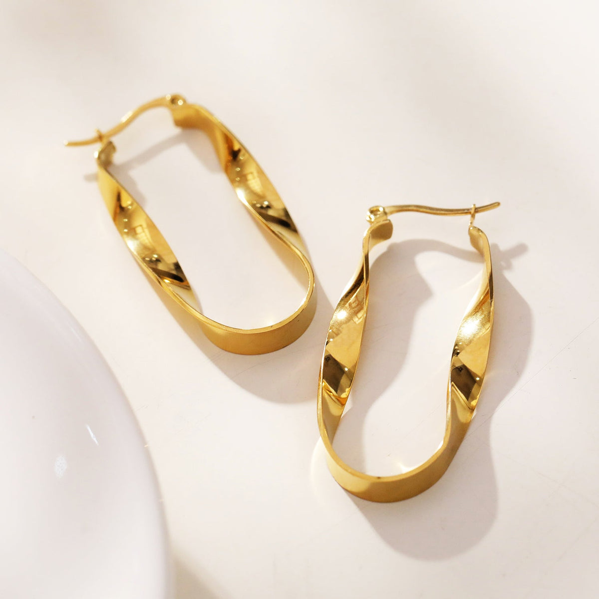 Boucles d'oreilles créoles semi-imposantes oblongues abstraites torsadées GISELA