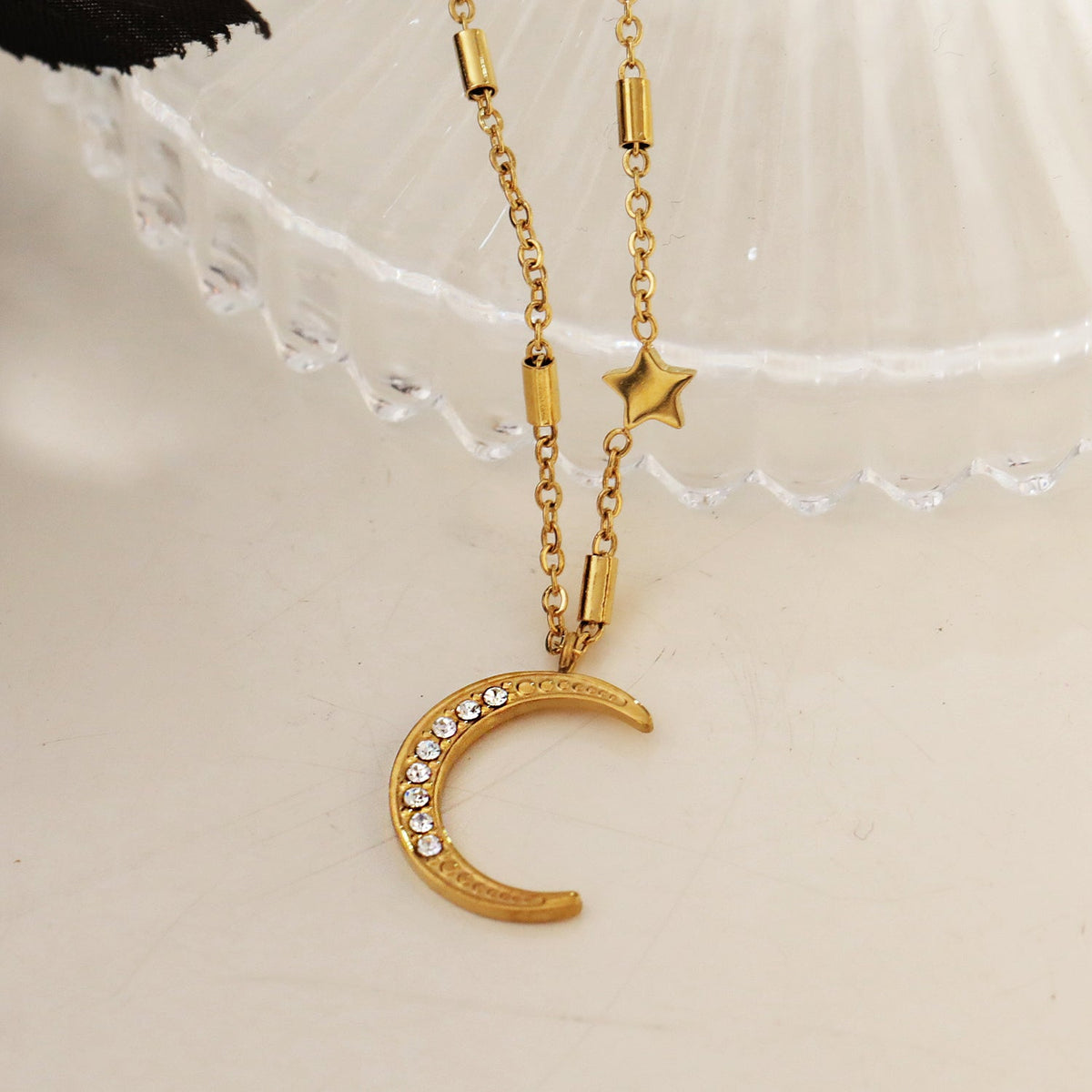 ALMERIA Gold : Magie Céleste - Collier Lune Croissante et Étoile Orné de Zircons