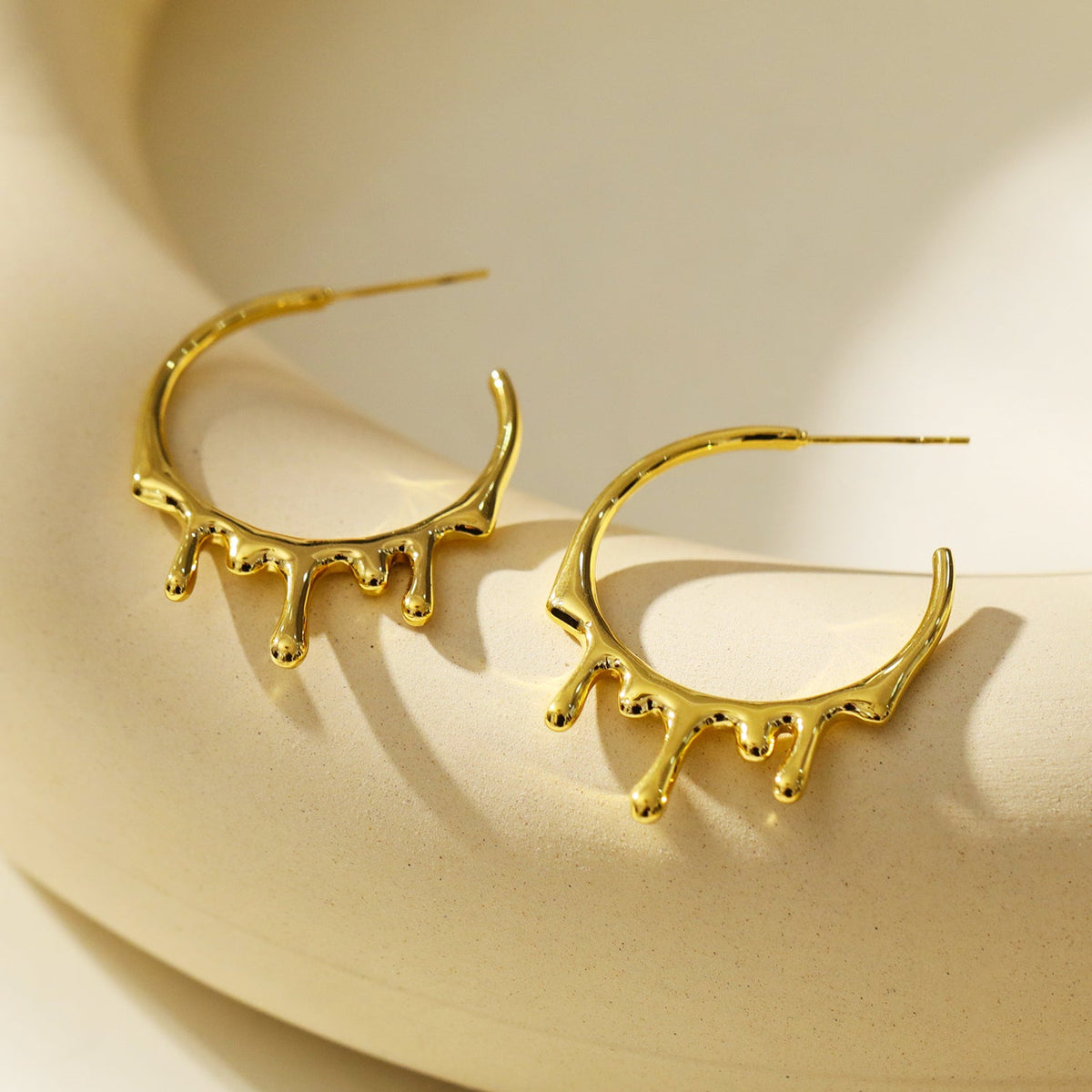 VASILIKI : Boucles d'oreilles créoles « Artistry in Motion » avec peinture coulante