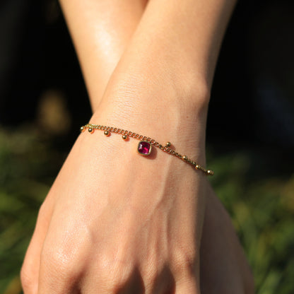Bracelet de chaîne perlée ROWEN avec un pendentif en cristal rouge