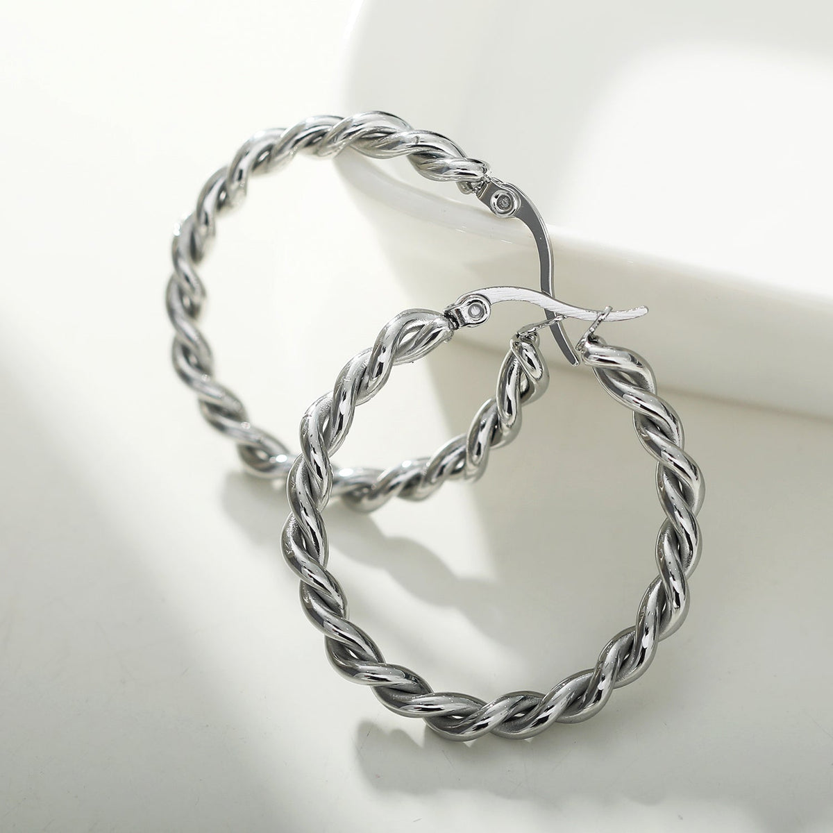 Boucles d'oreilles créoles torsadées SUKI en argent