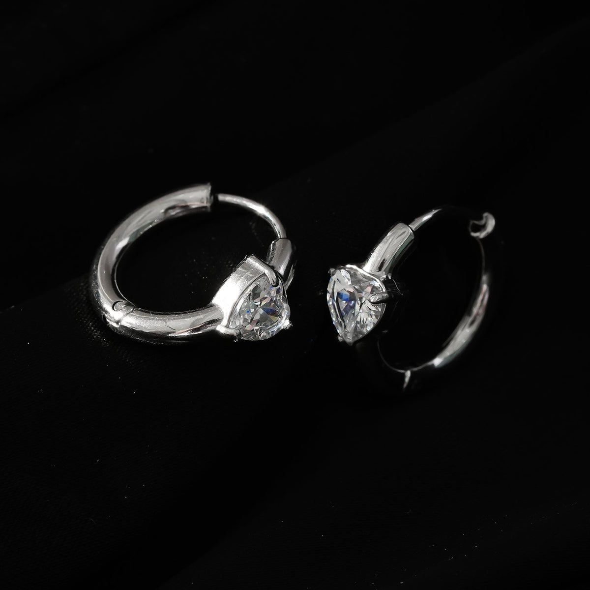 PELLA Or Blanc (Plaqué Argent) : Mini Créoles avec Moissanite en Forme de Cœur