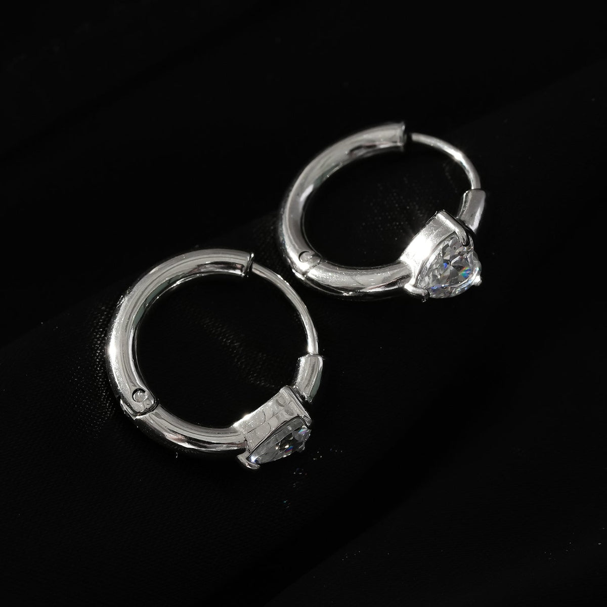 PELLA Or Blanc (Plaqué Argent) : Mini Créoles avec Moissanite en Forme de Cœur