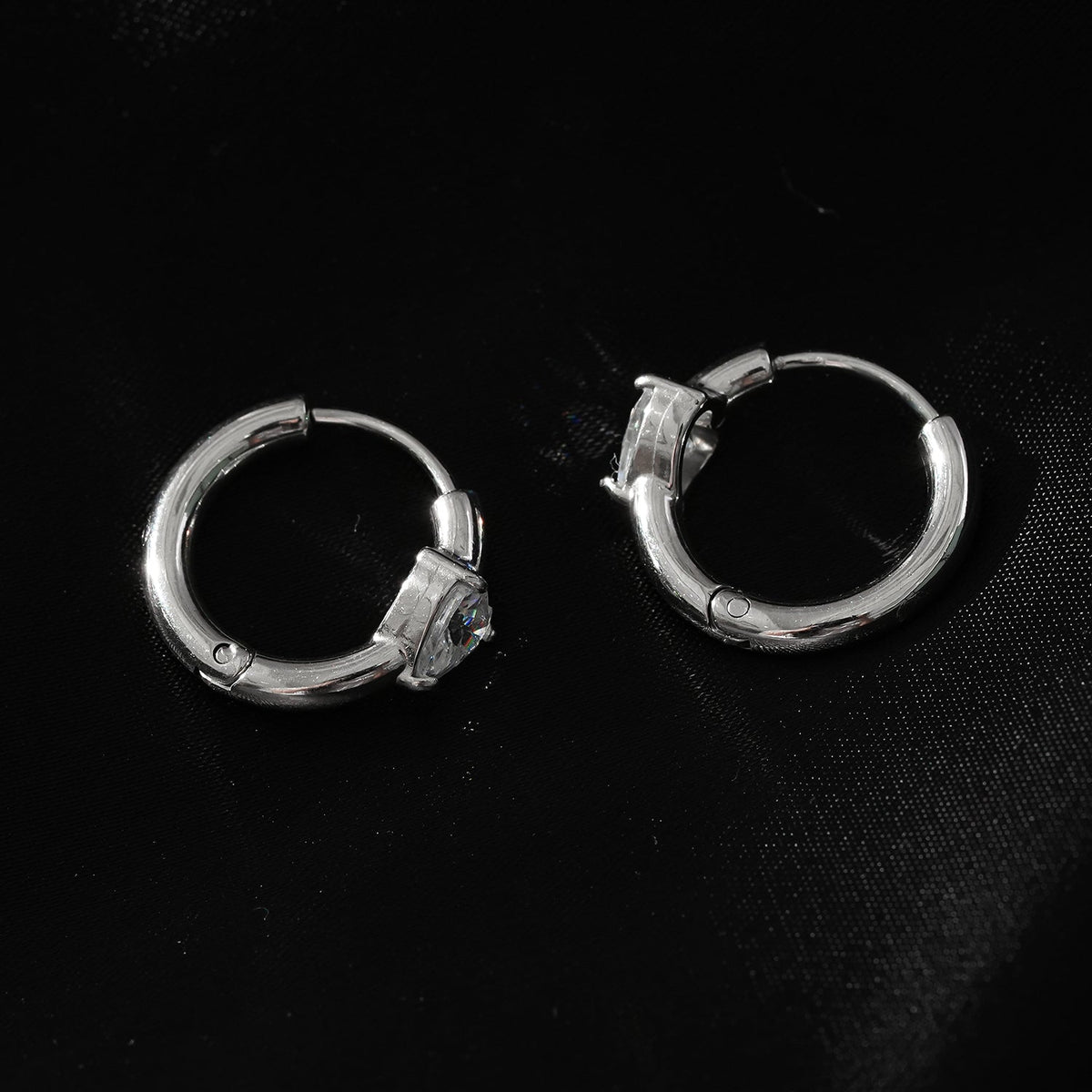 PELLA Or Blanc (Plaqué Argent) : Mini Créoles avec Moissanite en Forme de Cœur