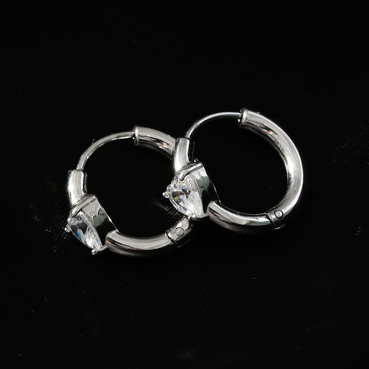PELLA Or Blanc (Plaqué Argent) : Mini Créoles avec Moissanite en Forme de Cœur