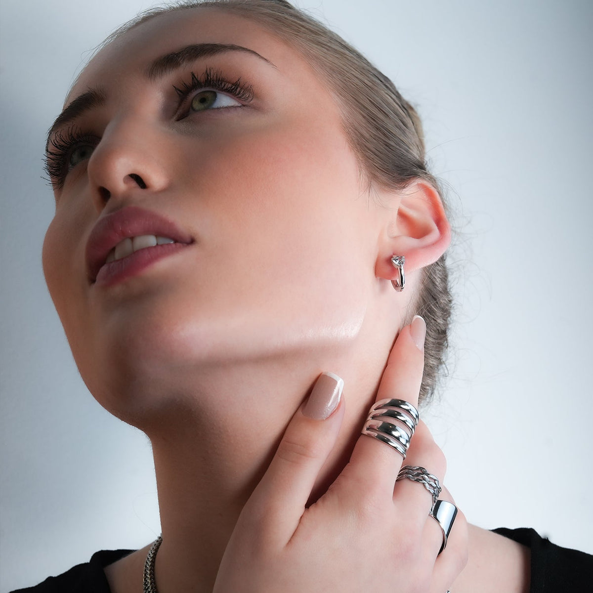 PELLA Or Blanc (Plaqué Argent) : Mini Créoles avec Moissanite en Forme de Cœur