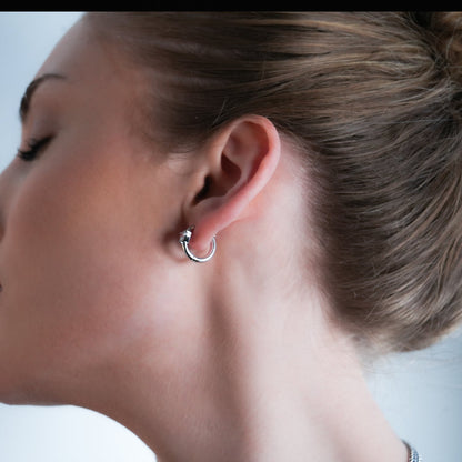 PELLA Or Blanc (Plaqué Argent) : Mini Créoles avec Moissanite en Forme de Cœur