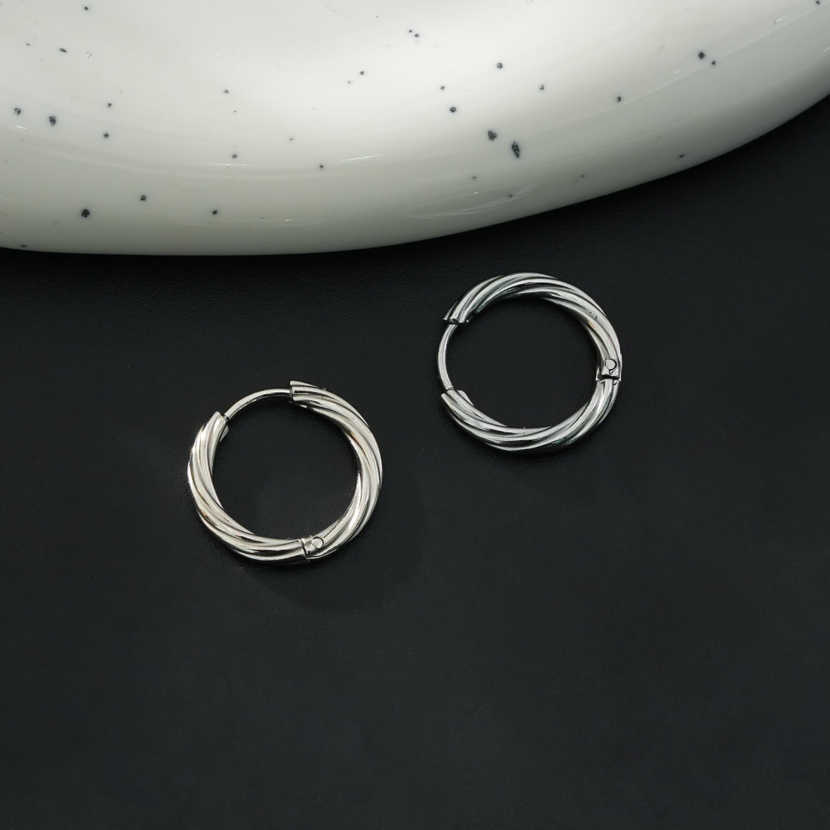 PURLEY : Boucles d'oreilles mini créoles modernistes richement texturées en or blanc (ton argenté)