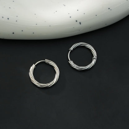 PURLEY : Boucles d'oreilles mini créoles modernistes richement texturées en or blanc (ton argenté)