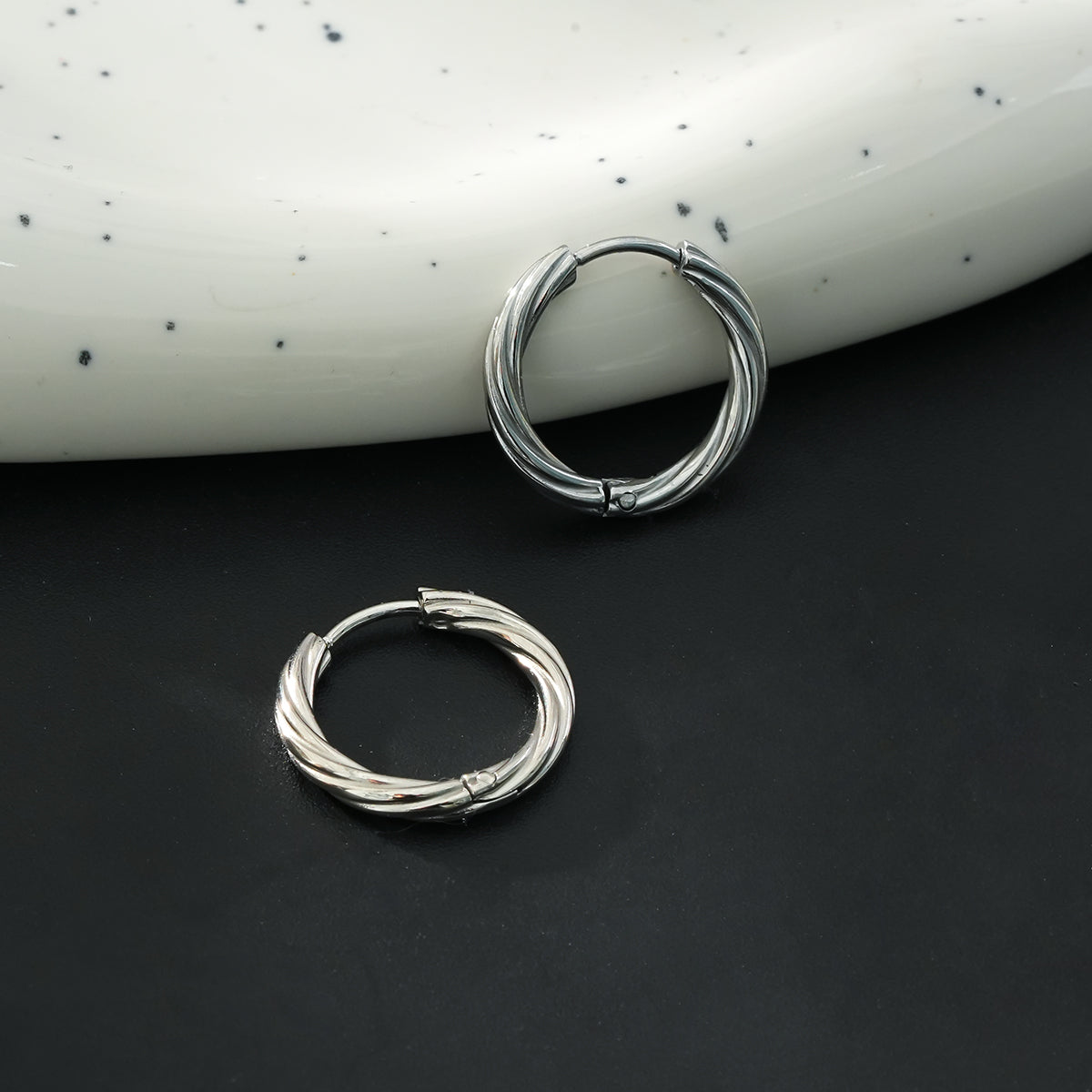 PURLEY : Boucles d'oreilles mini créoles modernistes richement texturées en or blanc (ton argenté)
