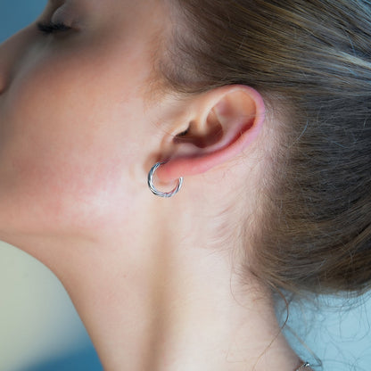 PURLEY : Boucles d'oreilles mini créoles modernistes richement texturées en or blanc (ton argenté)