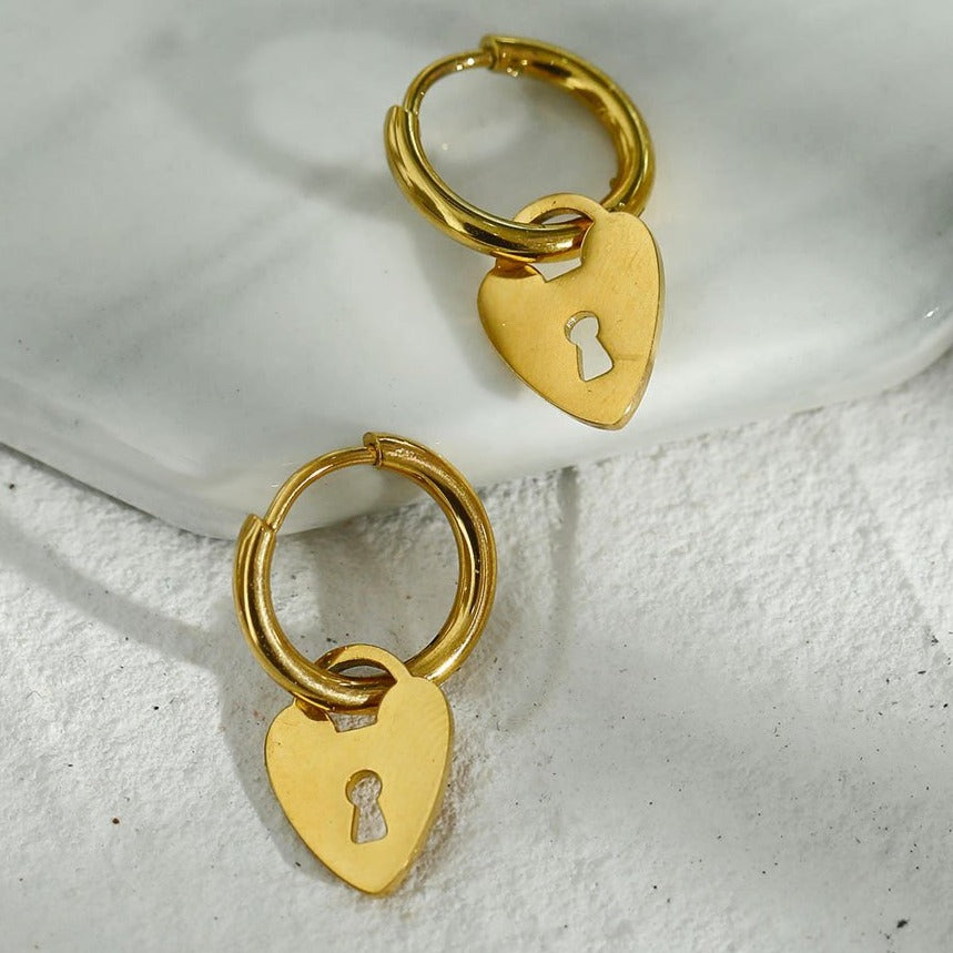 Mini créoles avec charm en forme de cadenas cœur – Modèle PYAR en or
