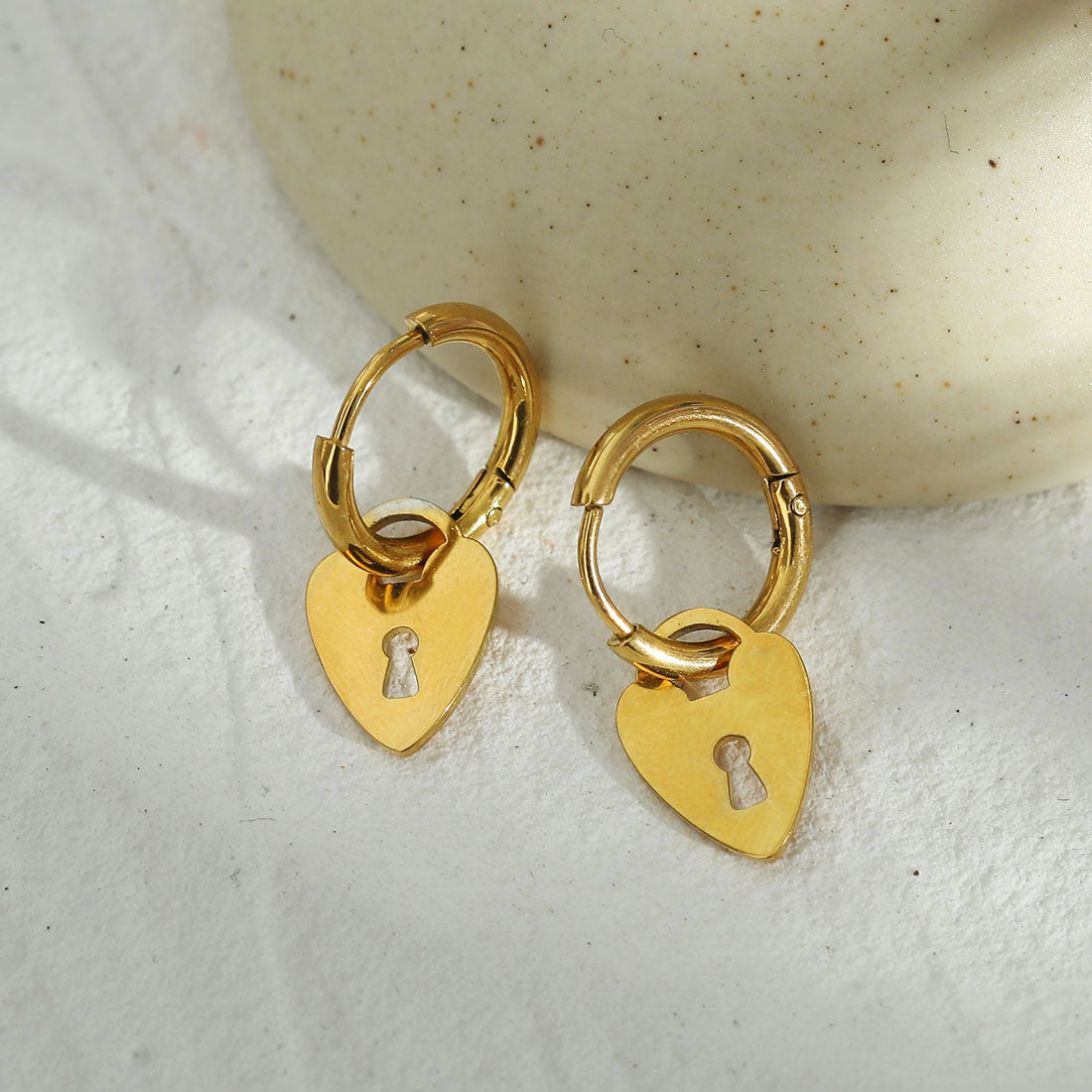 Mini créoles avec charm en forme de cadenas cœur – Modèle PYAR en or