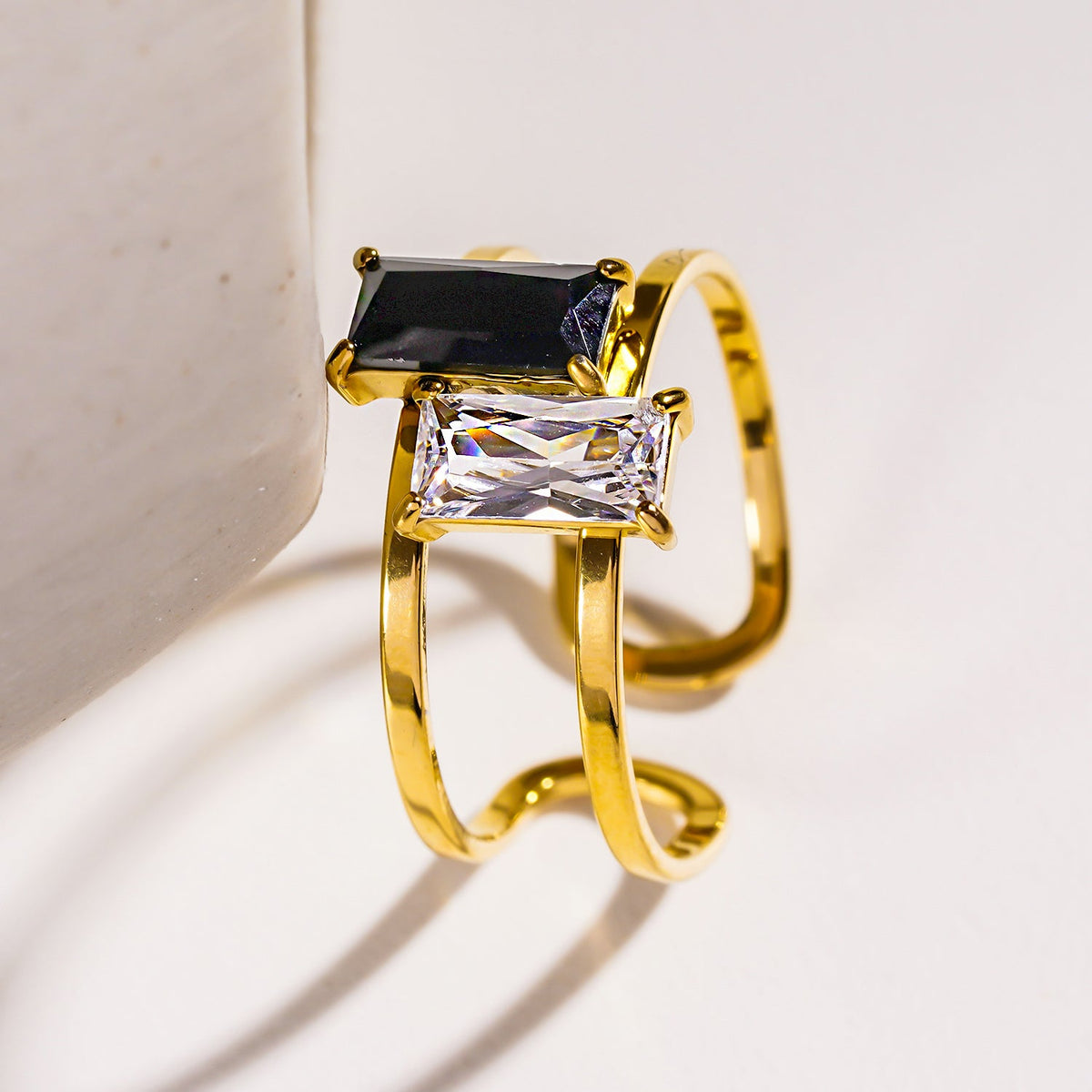 RIADEL : Bague ruban en zircone noire et transparente double éclat