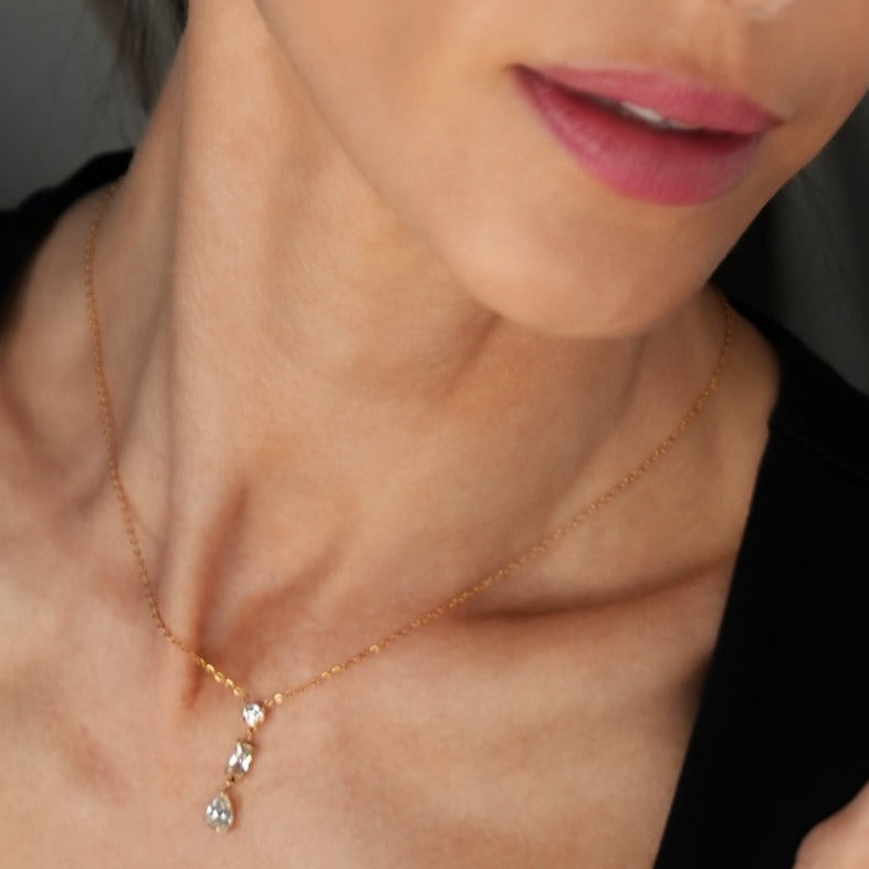 Style ROCHINA Or : Un collier à pendentif avec trio de charms en oxyde de zirconium