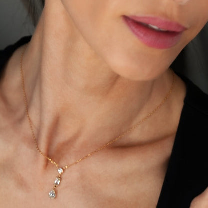 Style ROCHINA Or : Un collier à pendentif avec trio de charms en oxyde de zirconium