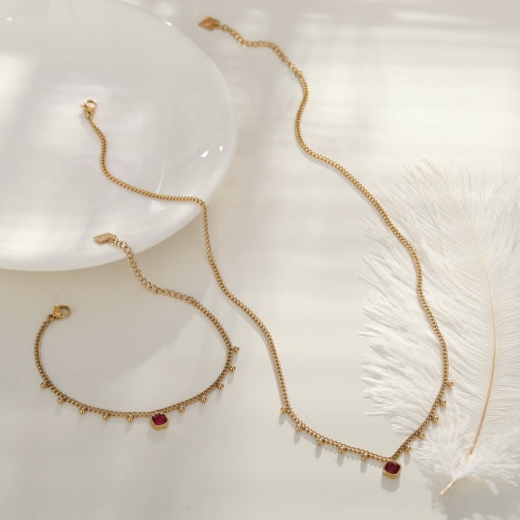 Bracelet de chaîne perlée ROWEN avec un pendentif en cristal rouge