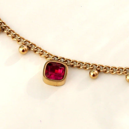 Bracelet de chaîne perlée ROWEN avec un pendentif en cristal rouge