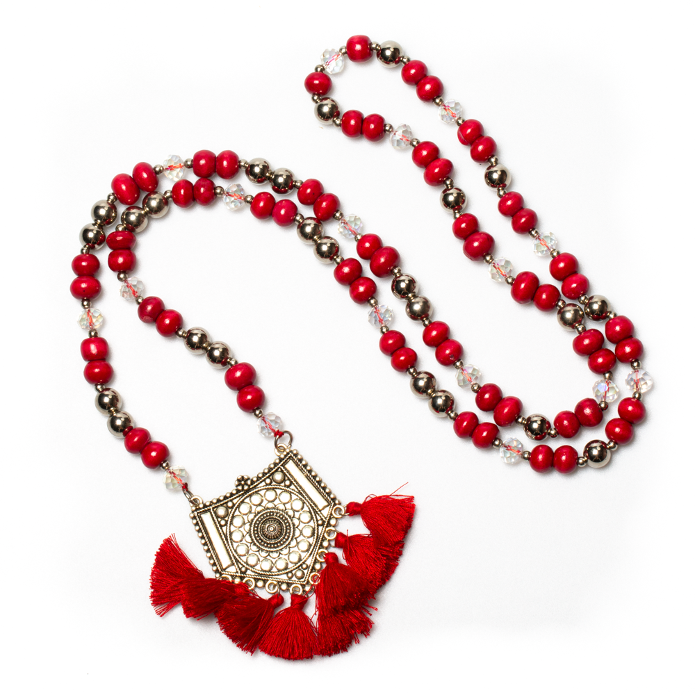 Collier de perles en bois avec pendentif et pompons