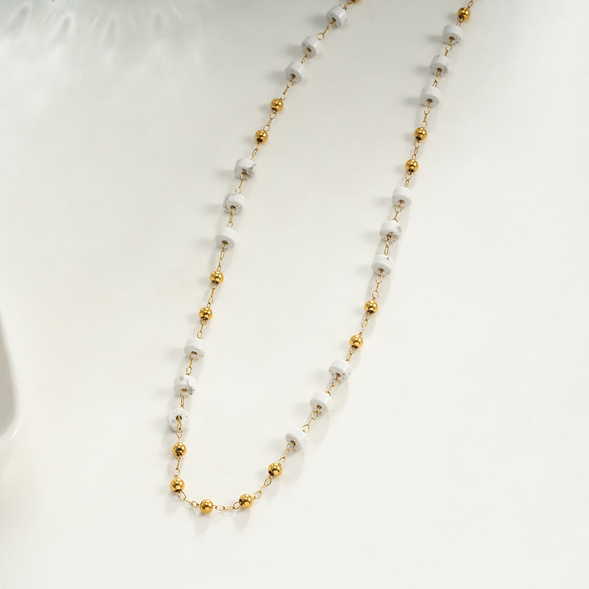 SANTA CRUZ Blanc : Collier chaîne en perles de pierre blanches et dorées