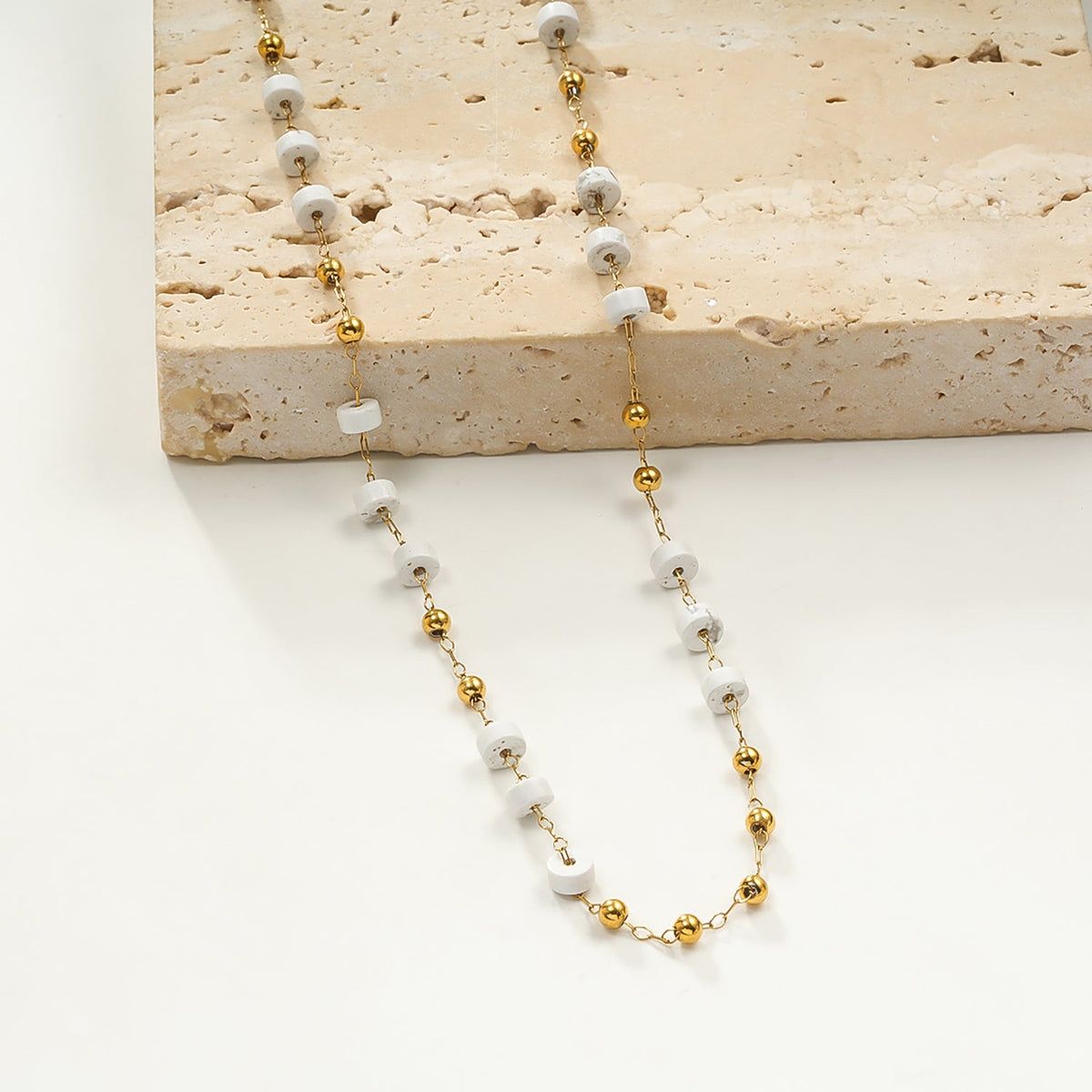SANTA CRUZ Blanc : Collier chaîne en perles de pierre blanches et dorées
