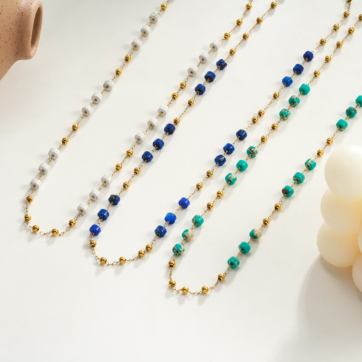 SANTA CRUZ Blanc : Collier chaîne en perles de pierre blanches et dorées