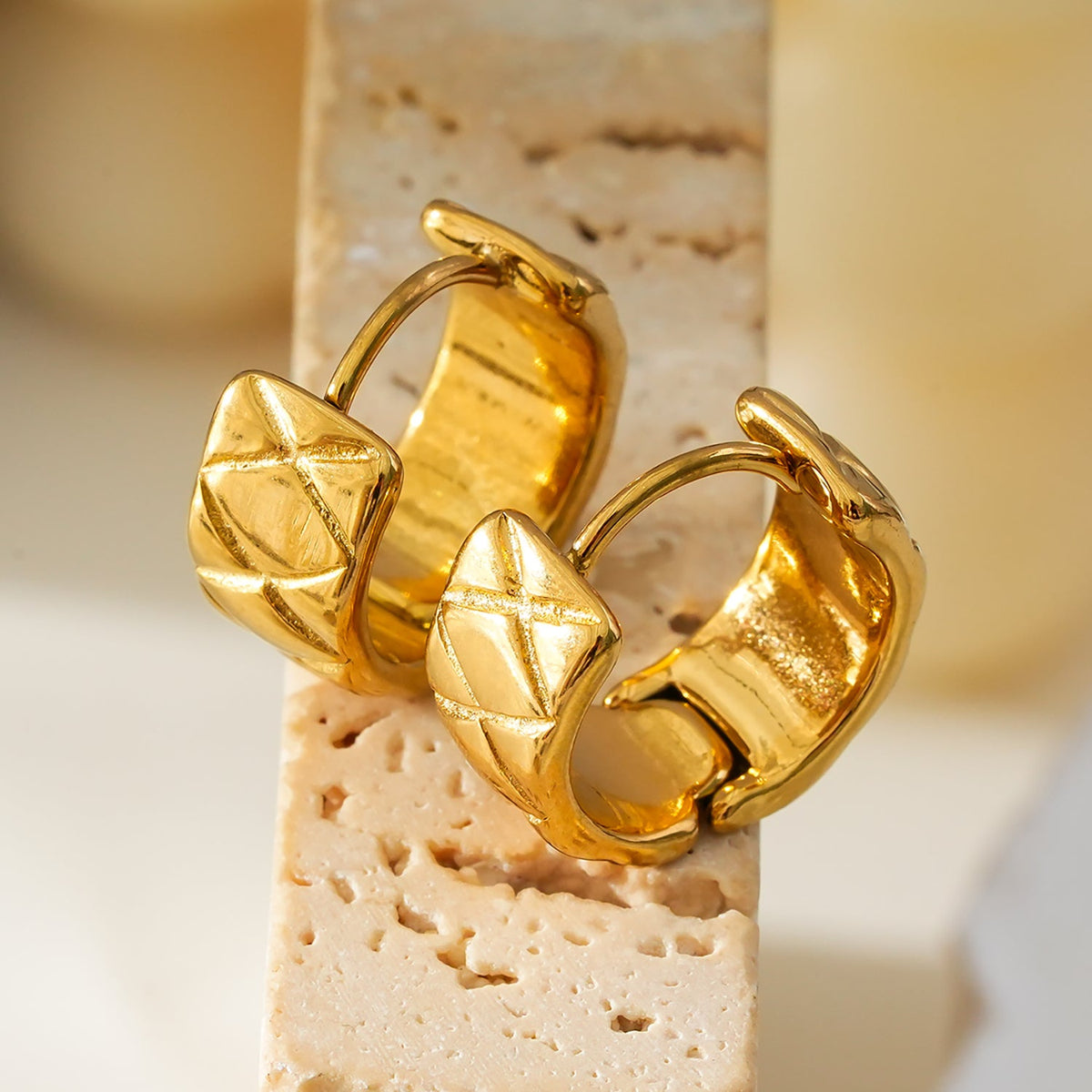 SHELBURNE : Boucles d'oreilles mini créoles larges gravées décoratives en or