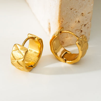 SHELBURNE : Boucles d'oreilles mini créoles larges gravées décoratives en or