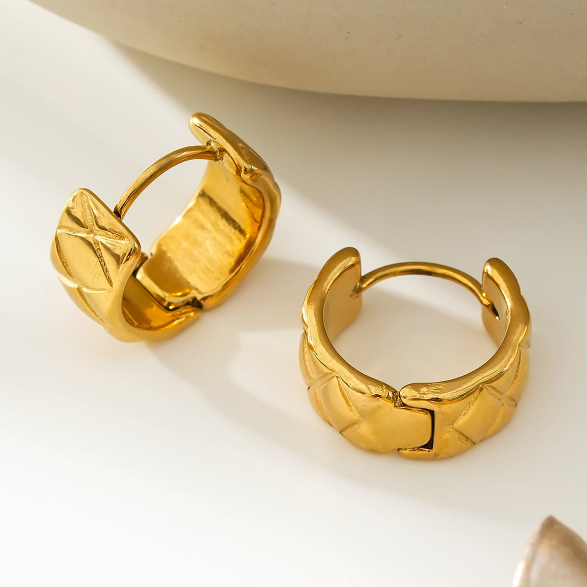 SHELBURNE : Boucles d'oreilles mini créoles larges gravées décoratives en or