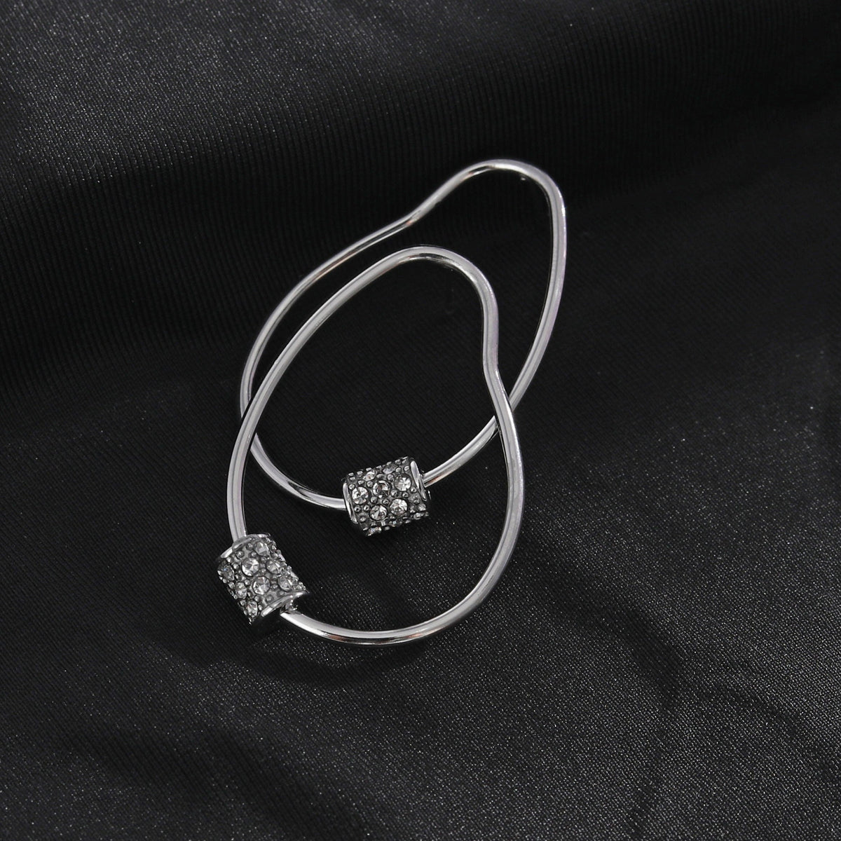 Boucles d'oreilles créoles SIMAN en argent avec pavé zircone de forme irrégulière