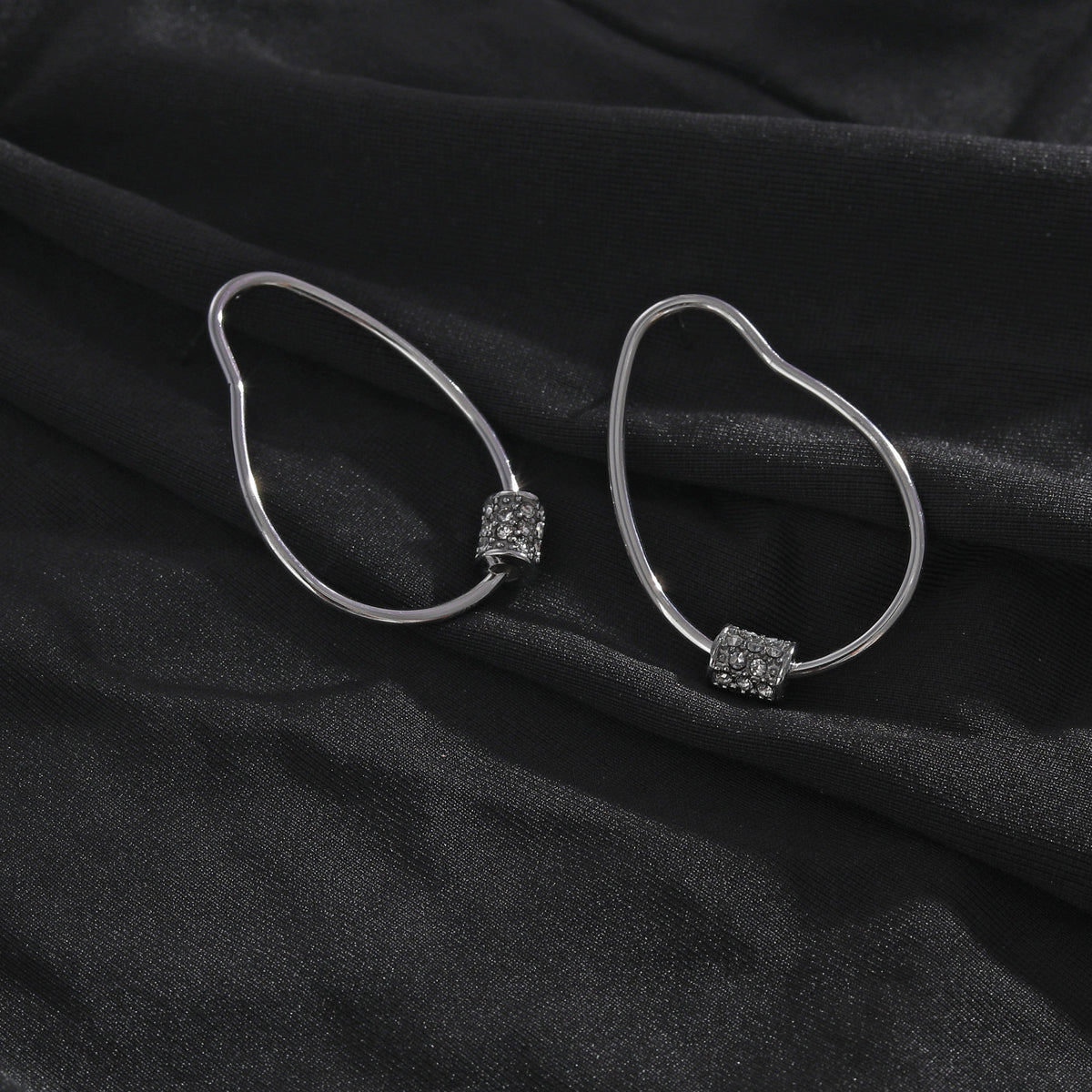 Boucles d'oreilles créoles SIMAN en argent avec pavé zircone de forme irrégulière