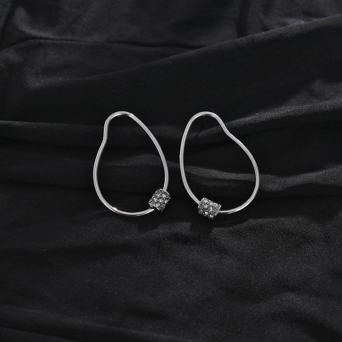 Boucles d'oreilles créoles SIMAN en argent avec pavé zircone de forme irrégulière