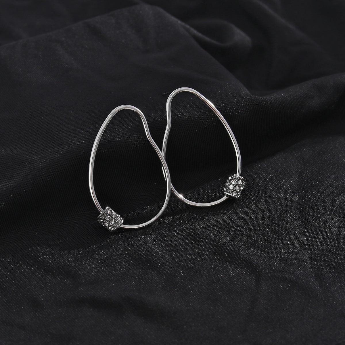 Boucles d'oreilles créoles SIMAN en argent avec pavé zircone de forme irrégulière