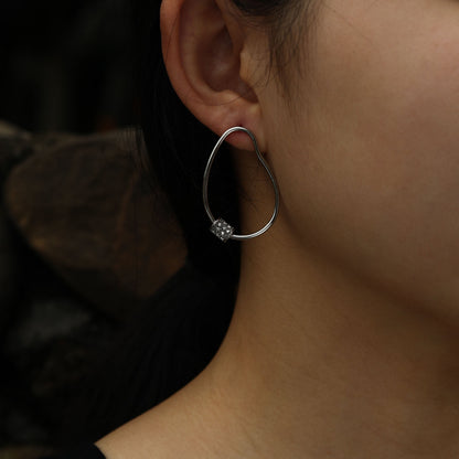Boucles d'oreilles créoles SIMAN en argent avec pavé zircone de forme irrégulière