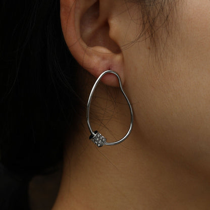 Boucles d'oreilles créoles SIMAN en argent avec pavé zircone de forme irrégulière
