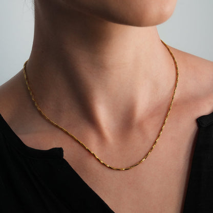 SKAGWAY : Collier en chaîne avec textures torsadées minimalistes en or