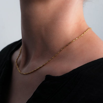 SKAGWAY : Collier en chaîne avec textures torsadées minimalistes en or