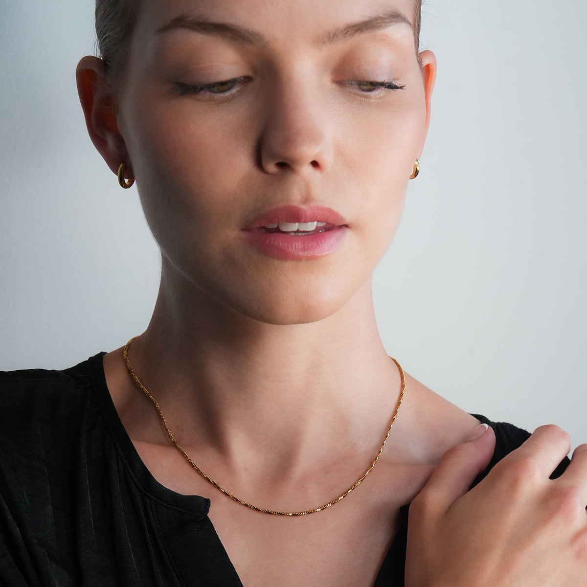 SKAGWAY : Collier en chaîne avec textures torsadées minimalistes en or
