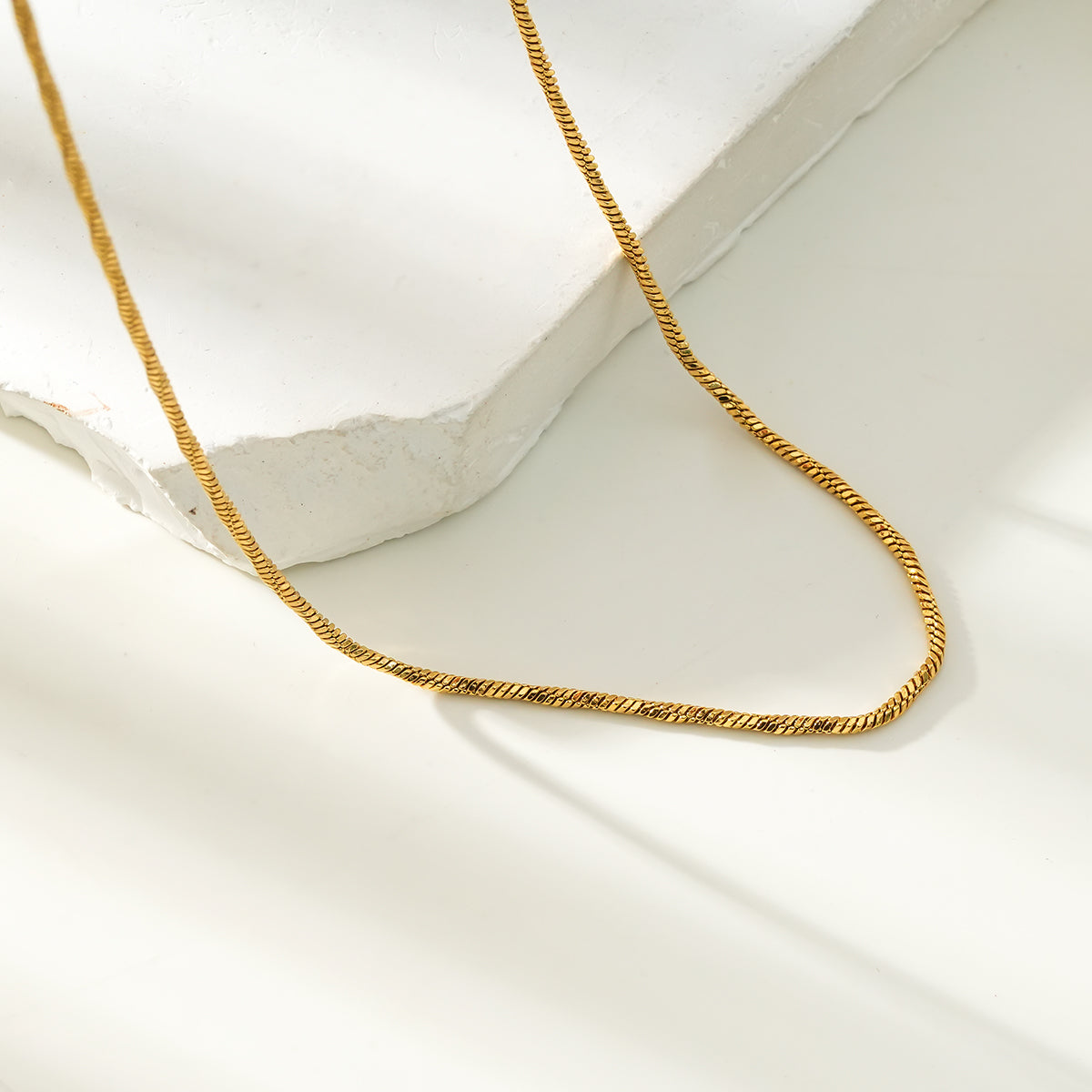 SKAGWAY : Collier en chaîne avec textures torsadées minimalistes en or