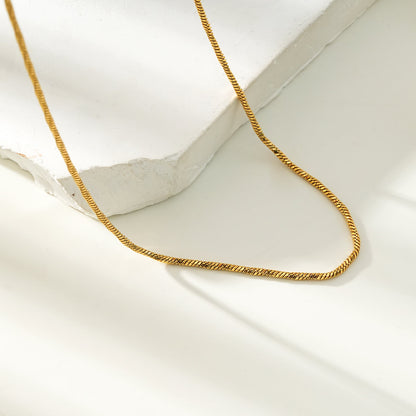 SKAGWAY : Collier en chaîne avec textures torsadées minimalistes en or