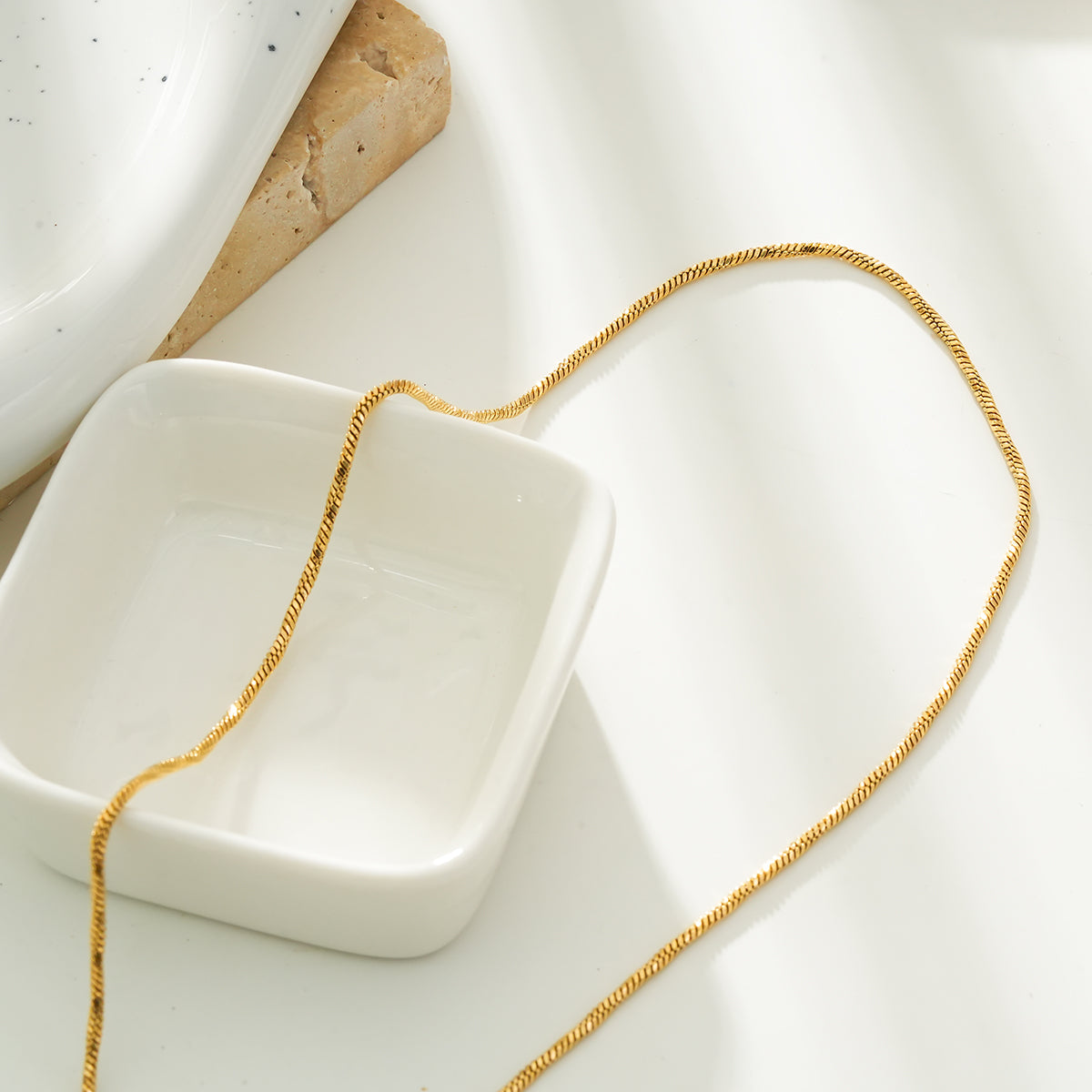 SKAGWAY : Collier en chaîne avec textures torsadées minimalistes en or