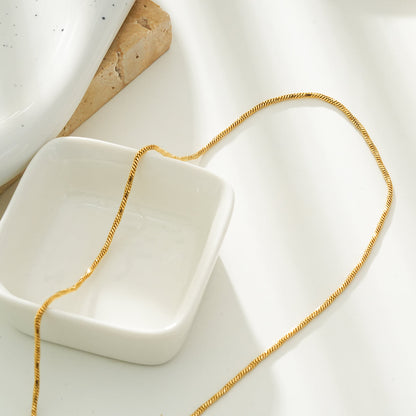 SKAGWAY : Collier en chaîne avec textures torsadées minimalistes en or