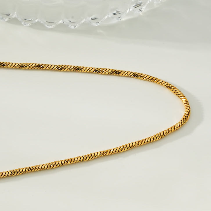 SKAGWAY : Collier en chaîne avec textures torsadées minimalistes en or