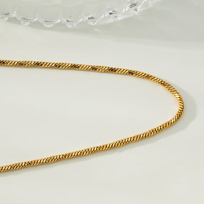 SKAGWAY : Collier en chaîne avec textures torsadées minimalistes en or
