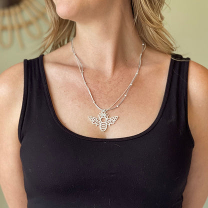 Collier double rang avec pendentif abeille en plaqué argent
